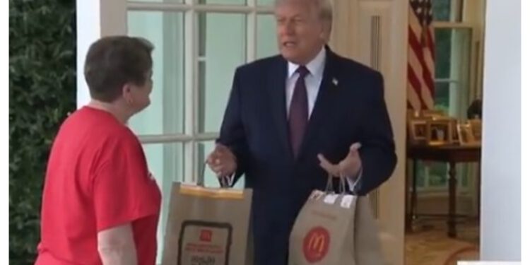 Svi pričaju o tome koliko je bakšiša Trump dao dostavljačici hrane