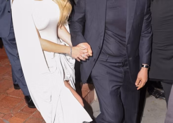 Sydney Sweeney, 28, drži se za ruke sa Scooterom Braunom, 44, nakon premijere Euphorije