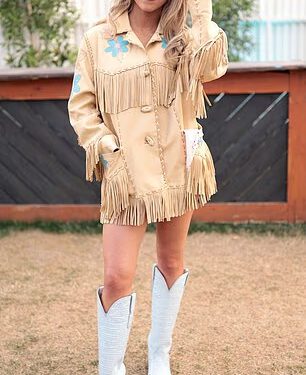 Sydney Sweeney sjedi na ramenima dečka Scootera Brauna dok se par udobno osjeća na festivalu Stagecoach