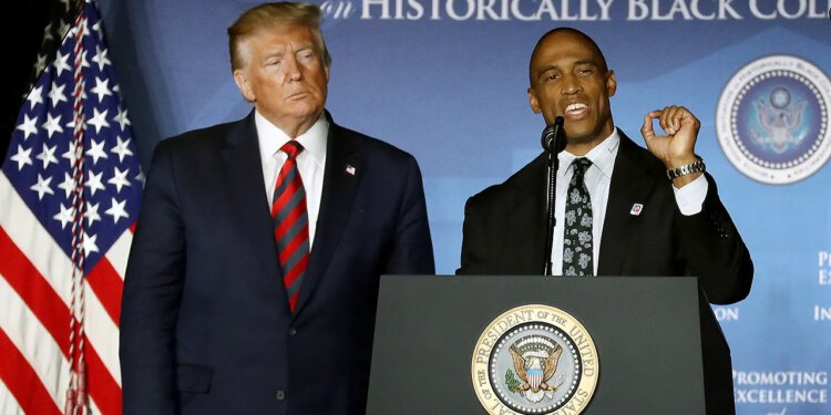 Tajnik HUD-a Scott Turner zaustavio je provedbu pravila stanovanja o rodnom identitetu