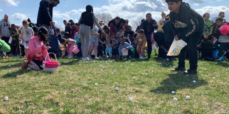 Tisuće sljezovih bombona padaju iz helikoptera dok se djeca bore na Uskrs