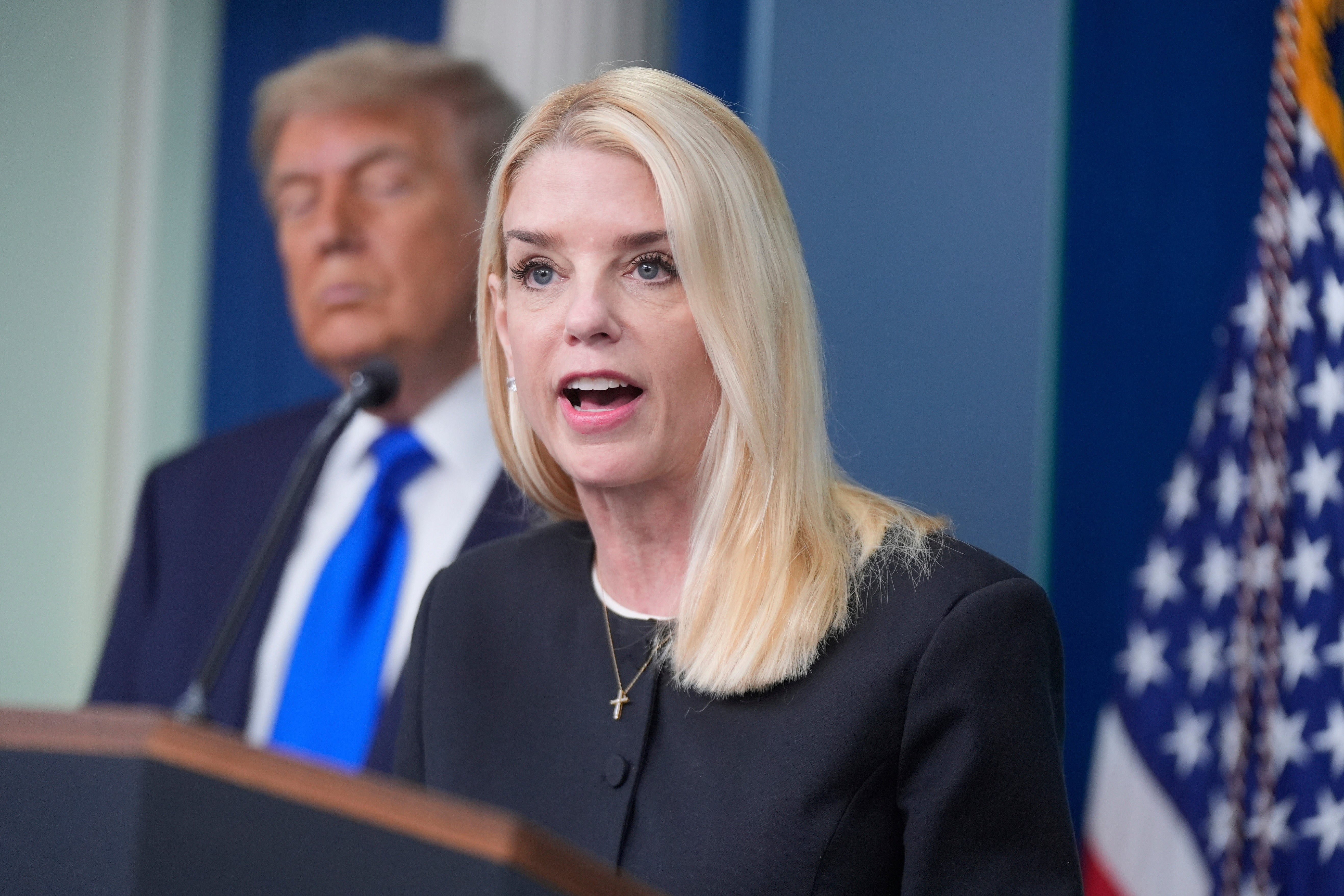 Predsjednik Donald Trump smijenio je u četvrtak državnu tužiteljicu Pam Bondi, čime je ona postala druga članica kabineta koja je napustila njegovu administraciju u ovom mandatu