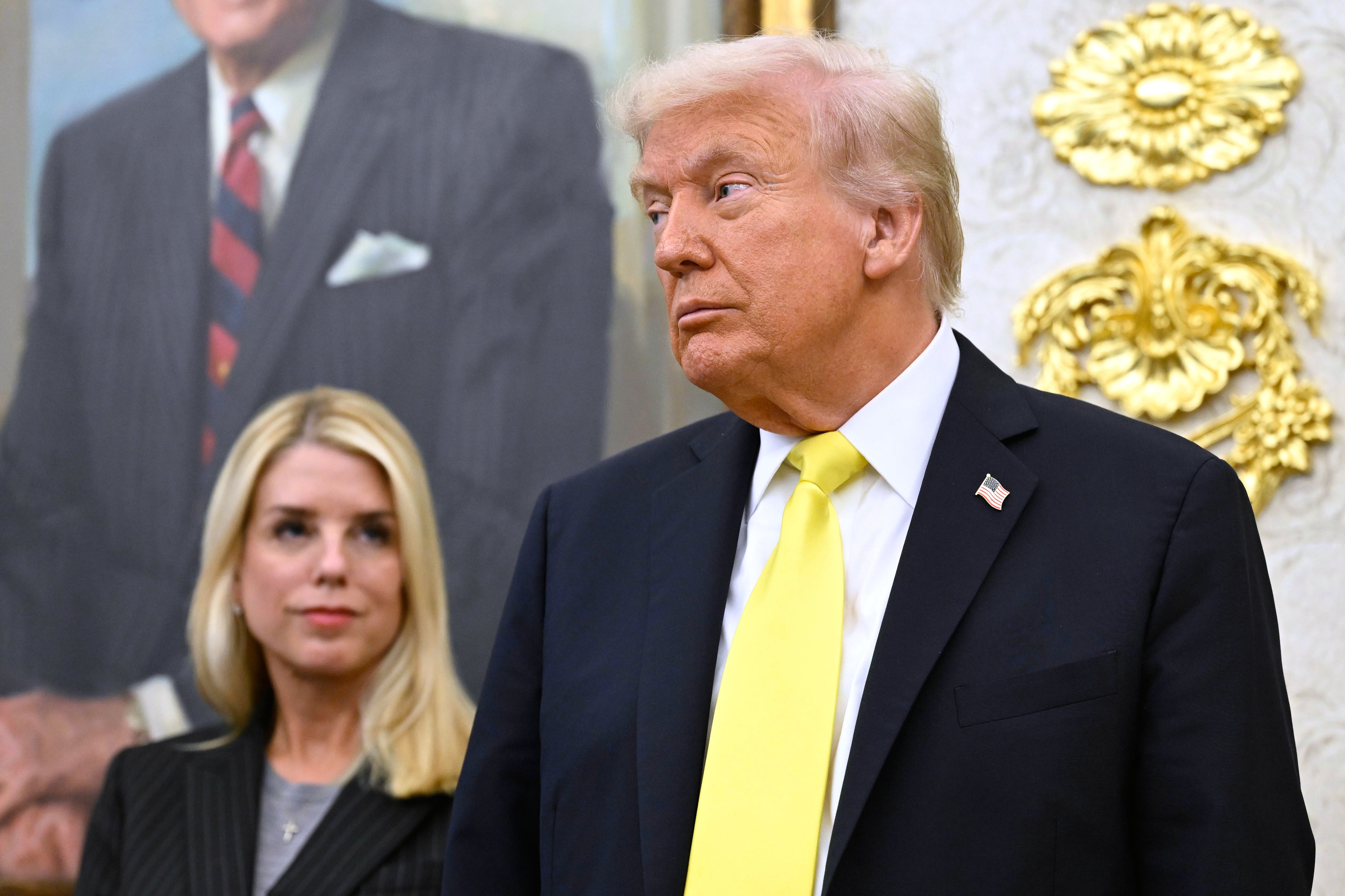 Trump je javno pozvao bivšu državnu tužiteljicu Pam Bondi da podigne optužnicu protiv Comeya i ostalih