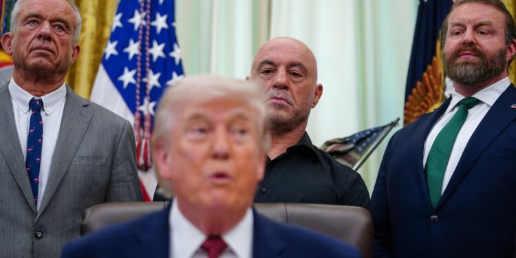 Trump izbacuje Joea Rogana za najavu psihodelika u Bijeloj kući i šali se da bi želio neke lijekove za tjeskobu