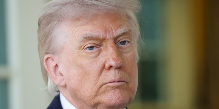 Trump kaže da bi ‘svijet bio raskomadan’ da on nije predsjednik nekoliko dana nakon što je objavio AI-sliku sebe kao Isusa