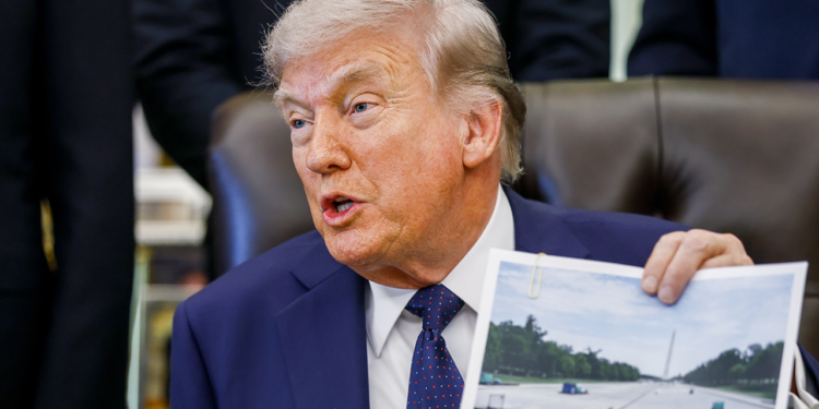 Trump kaže da će reflektirajući bazen u National Mall-u biti ‘plava američka zastava’