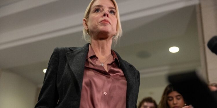 Trump otpustio državnog odvjetnika praćen skandalom s Epsteinovim dokumentima — RT World News