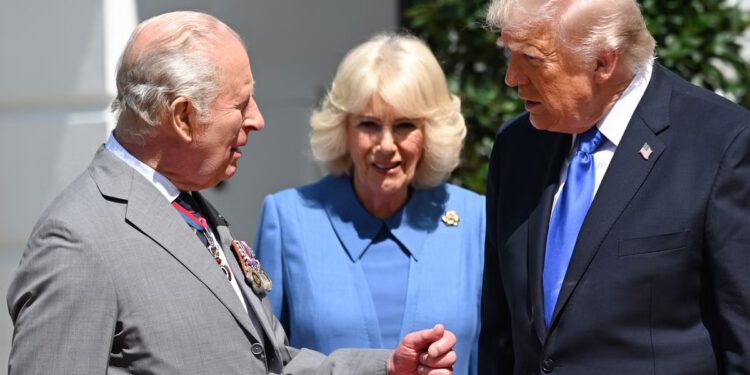 Trump podiže obrve nakon što je rekao da SAD ‘treba više takvih ljudi’ o kralju i kraljici Ujedinjenog Kraljevstva