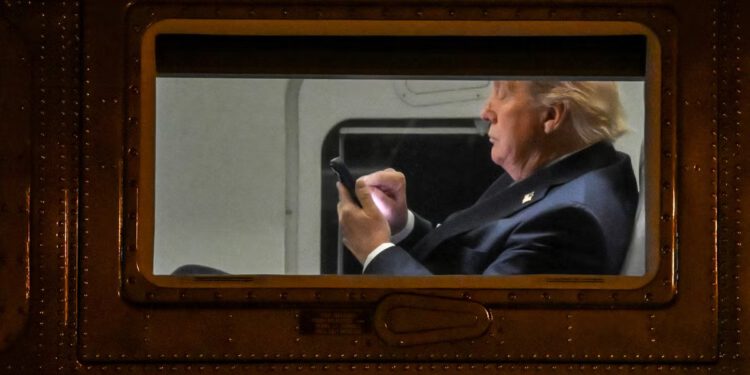 Trump pokreće baraž Truth Social napada na Vrhovni sud, Wall Street Journal i vjetroelektrane