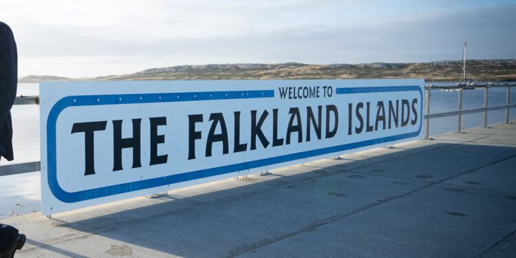 Trump prijeti da će preispitati zahtjev Velike Britanije za Falklandske otoke i kazniti NATO saveznike zbog neslaganja oko rata u Iranu