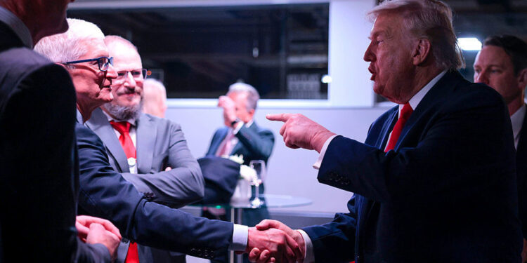 Trump se prisjetio poljupca u počasti Timu Appleu — RT World News