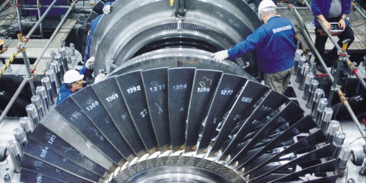 Trump želi da tvrtke Ford i General Motors preuzmu i vojnu ulogu