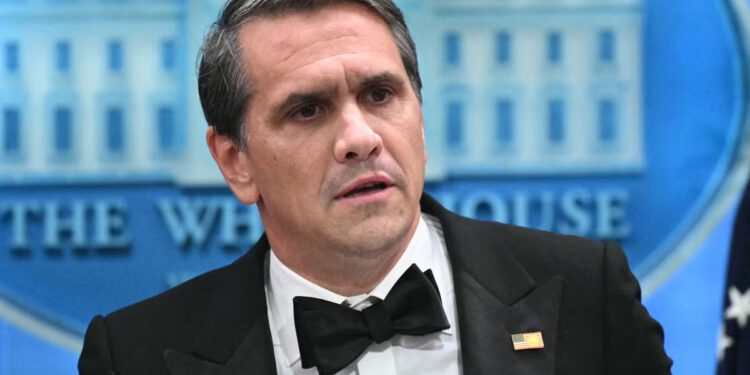 Trumpov vršitelj dužnosti šefa DOJ-a tužen je zbog navodnog neobjavljivanja kompletnih Epsteinovih dosjea