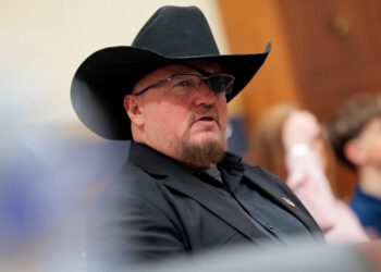 Trumpovo DOJ traži odbacivanje slučajeva protiv Oath Keepers i Proud Boys osuđenih za pobunjeničku zavjeru za nemire 6. siječnja