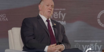 Turning Point USA ogorčen nakon što je Baylor ograničio pristup događaju koji vodi Tom Homan