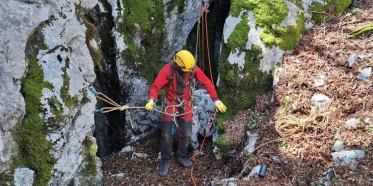 U Imotskoj krajini otkrivena masovna grobnica: Žrtve su bile vezane žicom, ubijene i bačene u jamu…