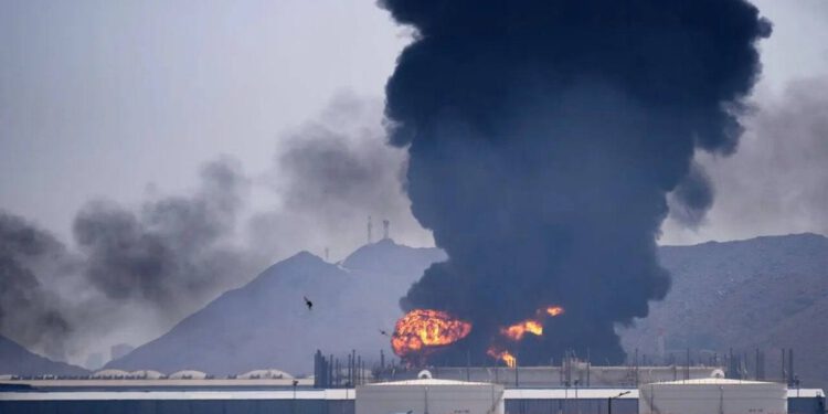 U plamenu jedna od najvećih luka na Bliskom istoku!