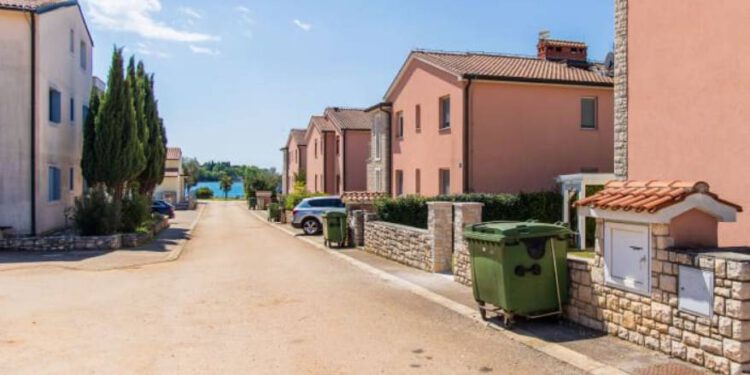 UMAG Dogovorio prodaju zemljišta s osobama ograničenih sposobnosti pa krenuo zidati viletine uz more?!