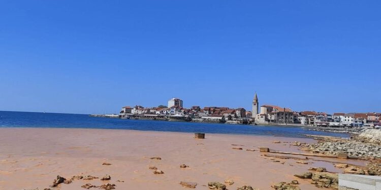 UMAG SPREMAN ZA SEZONU Pumpaju oborinsku kanalizaciju ravno u more