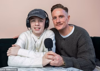 UZIMANJE MIKROFONA: S tatom kao što je Si Ferry iz Open Goala, nije ni čudo da Frankie Ferry voli pričati… ali unatoč svojim nježnim godinama, ovaj komentator u nadobudnosti ne boji se reći sve kako jest