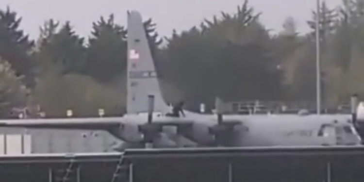 Uljez ‘sa sjekirom’ oštetio američki vojni zrakoplov u Irskoj (VIDEO) — RT World News