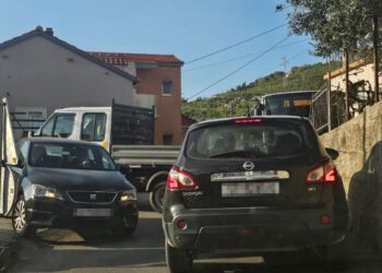 VIDEO Iznimno opasna i uznemirujuća situacija kod splitske osnovne škole: “Desit će se nesreća nakon koje nema povratka te će netko u prometu izgubiti dijete”