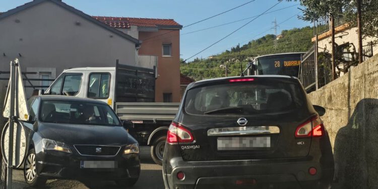 VIDEO Iznimno opasna i uznemirujuća situacija kod splitske osnovne škole: “Desit će se nesreća nakon koje nema povratka te će netko u prometu izgubiti dijete”