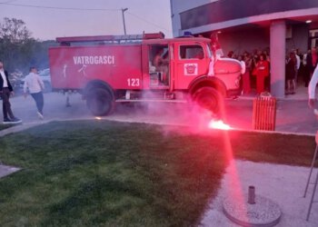 VIDEO Mladenci iz Čitluka stigli u vatrogasnom vozilu