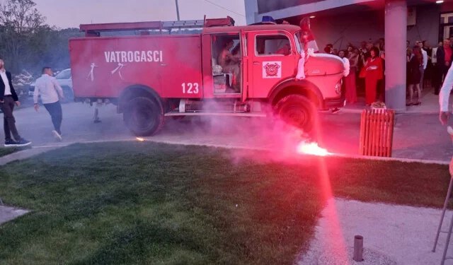 VIDEO Mladenci iz Čitluka stigli u vatrogasnom vozilu