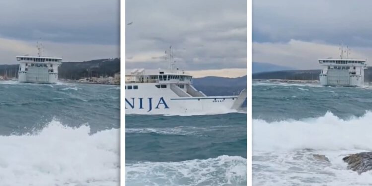 VIDEO Trajekt iz Supetra isplovio usred snažne bure