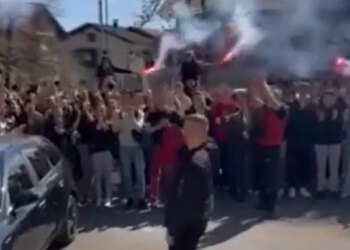 VIDEO Učenici bakljama i aplauzom ispratili profesora fizike