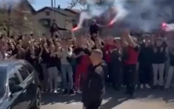 VIDEO Učenici bakljama i aplauzom ispratili profesora fizike