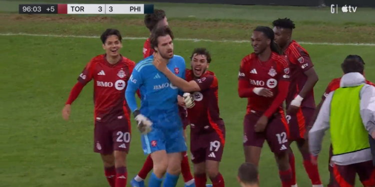 VIDEO Zabija kao Van Persie, ali je vratar! Toronto je na kraju izjednačio