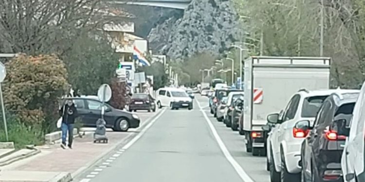 VOZAČI GUBE ‘ŽIVCE’ Ogromne gužve prema Omišu: “Katastrofa”