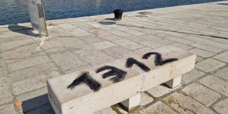 Vandalizirana nova klupa na rovinjskoj rivi