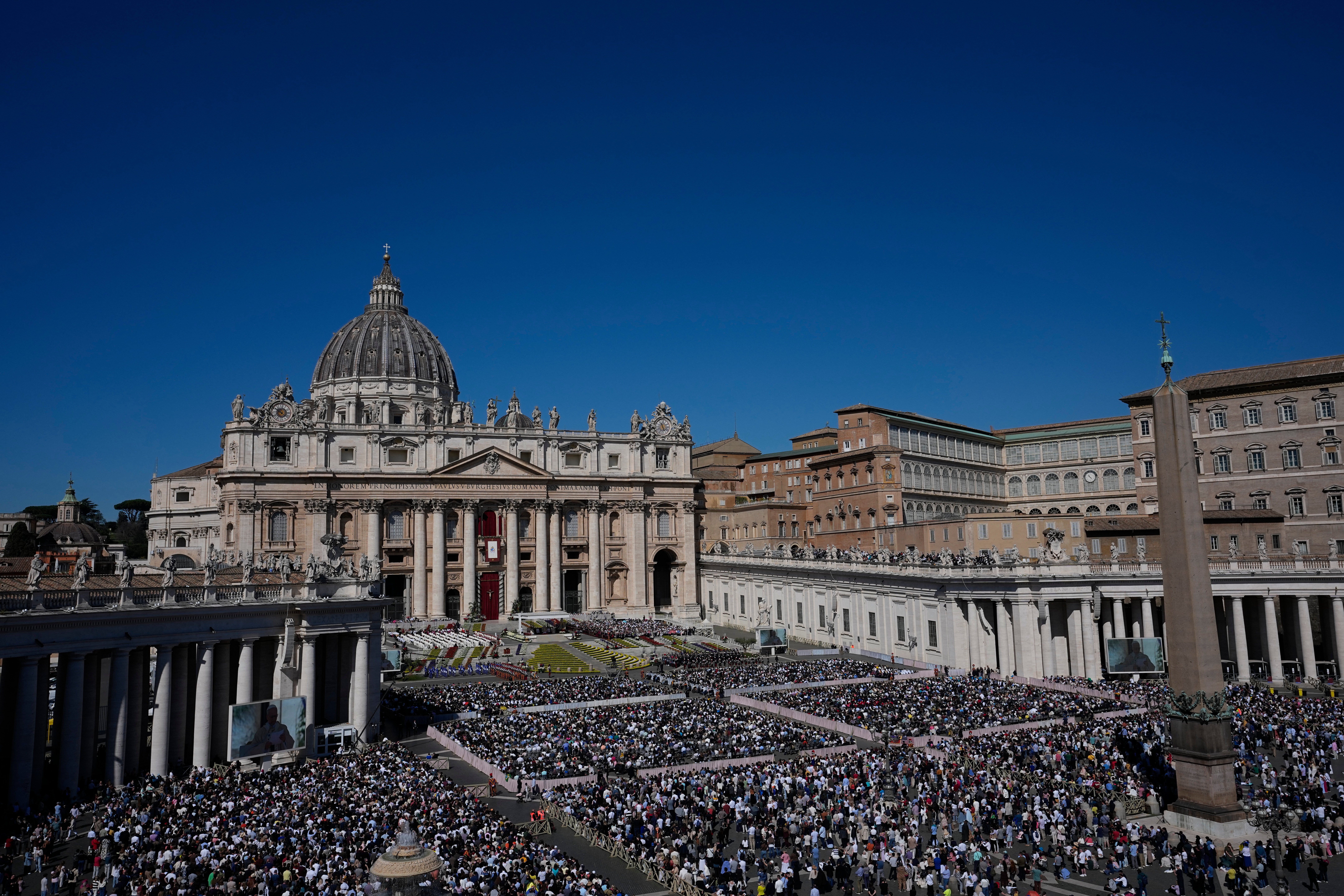 Papa Leo XIV predvodi uskršnju misu na Trgu svetog Petra u Vatikanu, nedjelja, 5. travnja 2026. (AP Photo/Alessandra Tarantino)