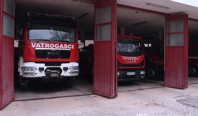 Vatrogasci gasili požar na poslovnom objektu u Mostaru