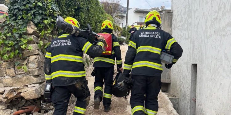 Vatrogasci spašavali osobu iz provalije, niz intervencija i požara diljem županije