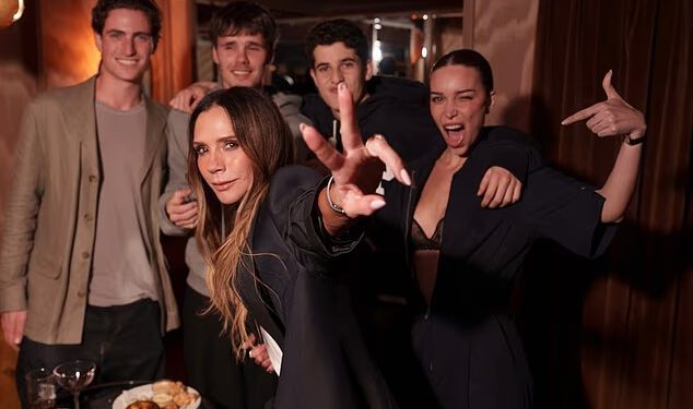 Victoria Beckham pokazuje prepoznatljivo durenje Spice Girls i znak mira dok je uz podršku supruga Davida i djece na predstavljanju GAP-a – ali Brooklyn se i dalje drži podalje