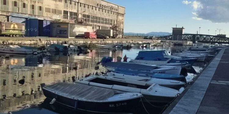 Više od 700 mjesta u lukama zjapi prazno dok tisuće građana godinama čekaju na red!