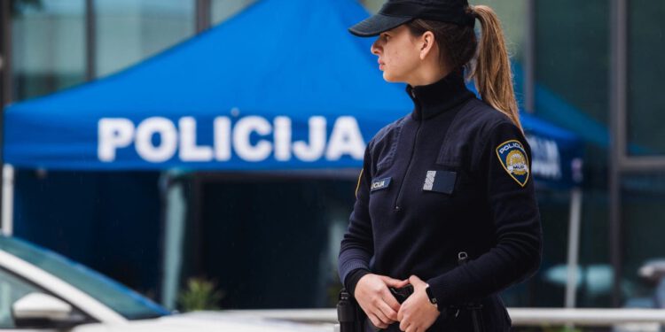 Više škola u Dalmaciji evakuirano nakon dojave o eksplozivnim napravama: Policija na terenu, u tijeku pregledi ustanova