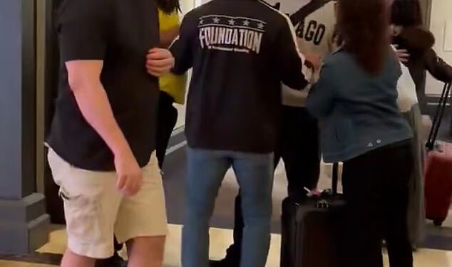 WWE legenda uhvaćena u bijesnom sukobu s obožavateljem nakon što ga je uočila kako snima svoju ženu u predvorju hotela