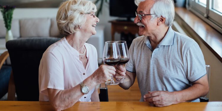 Walz potpisuje zakon kojim se u staračkim domovima u Minnesoti dopušta posluživanje alkohola bez dozvole