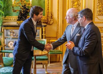 Zaboravljena bivša zvijezda Arsenala susreće kralja Charlesa nakon što je postao NAJBOGATIJI nogometaš na svijetu – i 10 puta bogatiji od Cristiana Ronalda – izgradivši biokemijsko carstvo