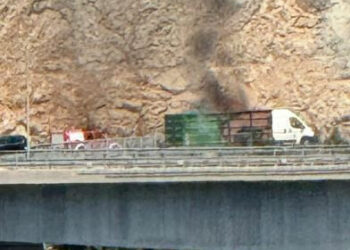 Zapalila se prikolica kamiona na mostu, vatrogasci izašli na teren (FOTO)