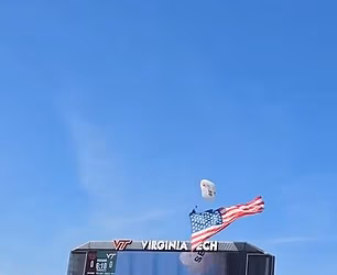 Zastrašujući trenutak padobranca odleti u semafor tijekom proslave prije sveučilišne nogometne utakmice