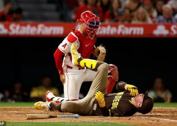 Zastrašujući trenutak, zvijezda San Diego Padresa udarena je u lice udarcem od 96MPH… ali nekim čudom ostaje u igri