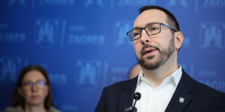 Zastupnik žestoko udario na Tomaševića: ‘Za svoje udruge imate, a za djecu u kolicima ne’
