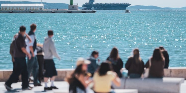 Zbog američkih mornara u Splitu za blagdane će raditi većina centara, a poznati taksi nudi čak 50 posto popusta