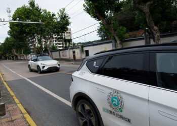 Zbog kvara na sustavu robotaksiji stali nasred prometnica